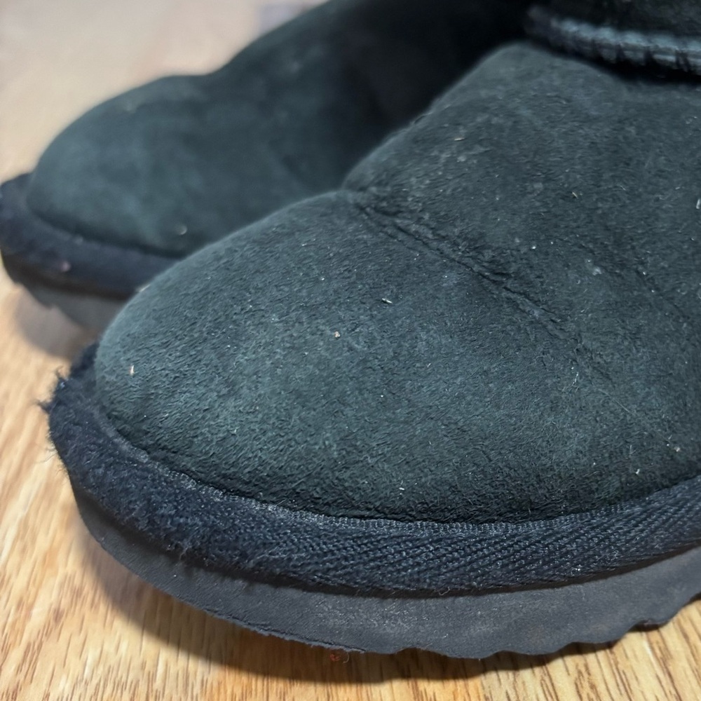 UGG AUSTRALIA Little Girl’s Classic Bailey Bow Black Boots - Picture 3 of 8